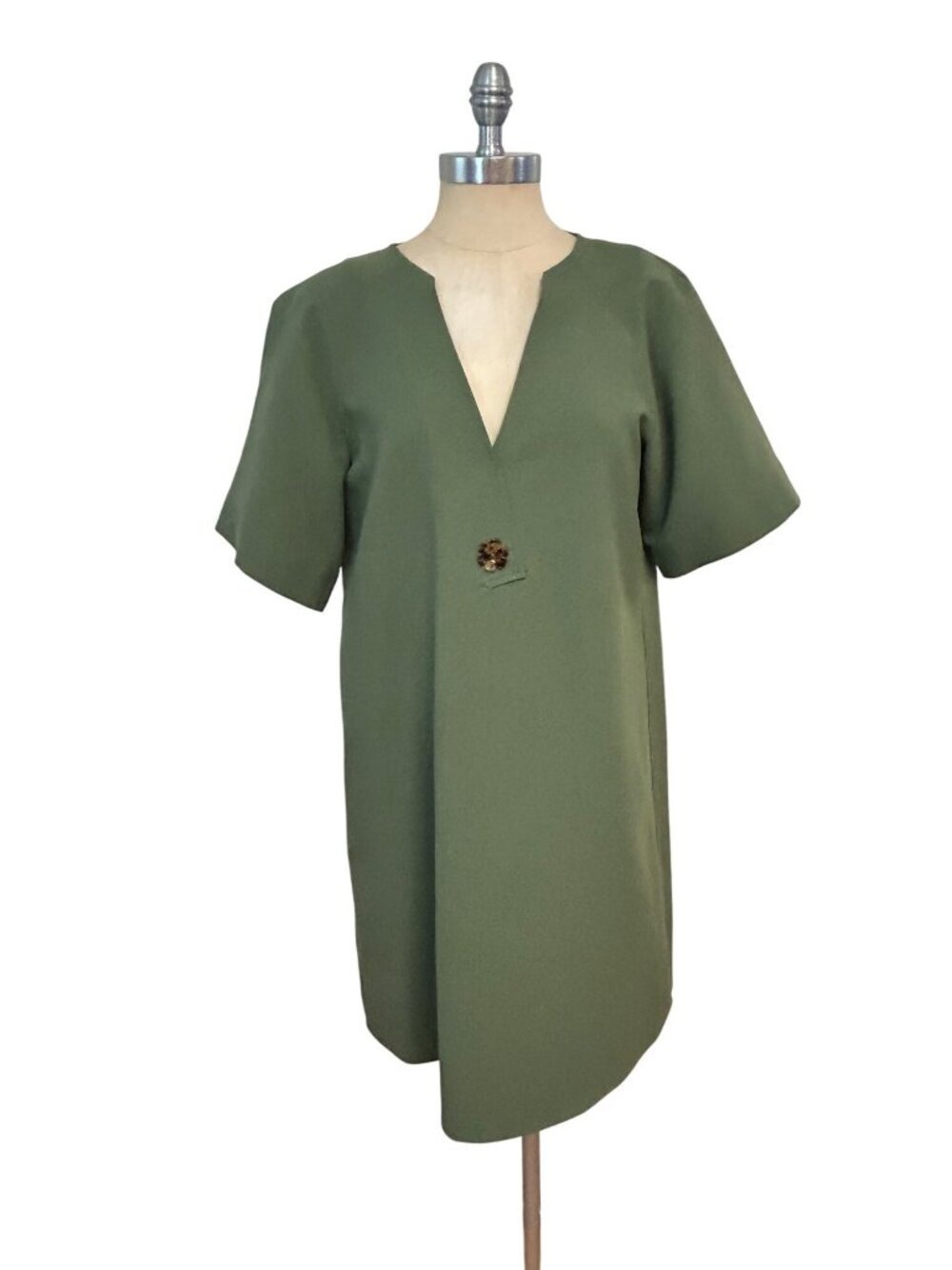 Tuckernuck Olive Green Short Sleeve Shift Dress tortoise shell accent Small